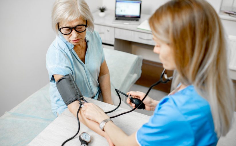 Come tenere sotto controllo la pressione sanguigna: strumenti e consigli